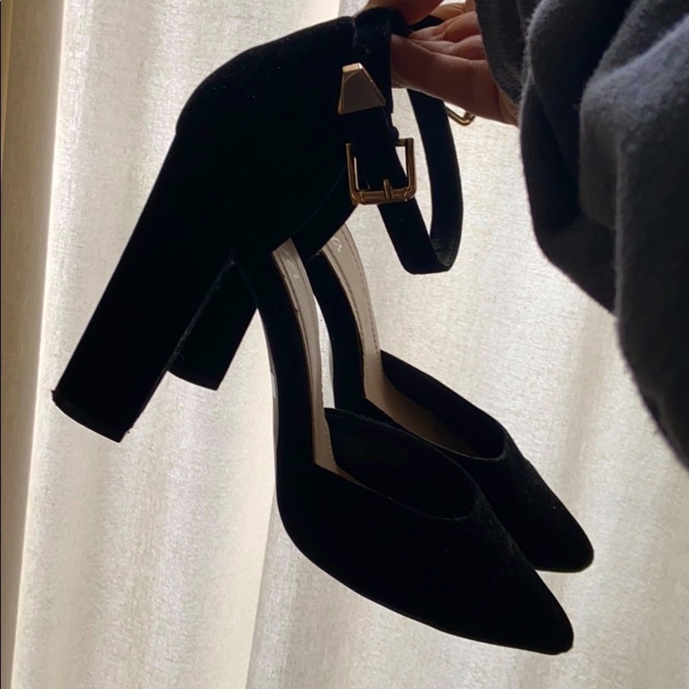 Sexy black velvet pumps - ankle strap with gold details  beautiful vintage shape - Picture 2 of 4